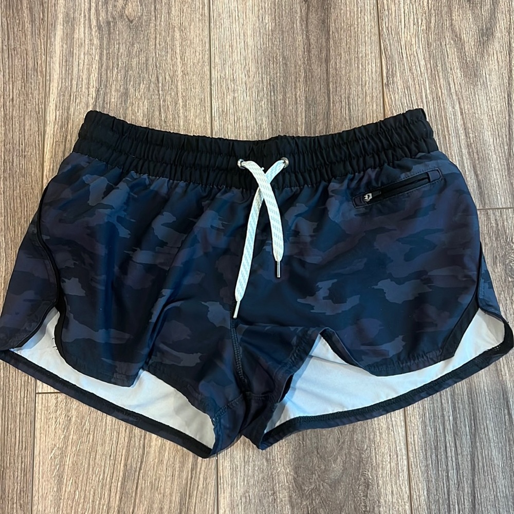 Vuori Clementine 2.0 black camo shorts